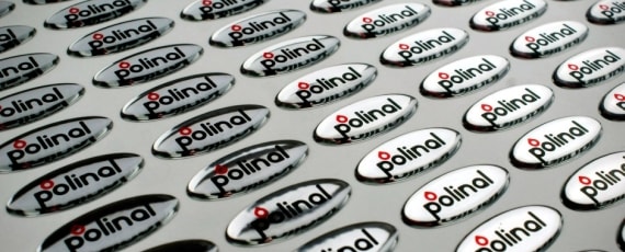 Przykład naklejek wypukłych wydrukowanych na folii srebrnej lustrzanej.