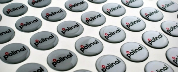 Możesz umieścić na naklejkach 3D własne logo i zrobić swojej marce reklamę.